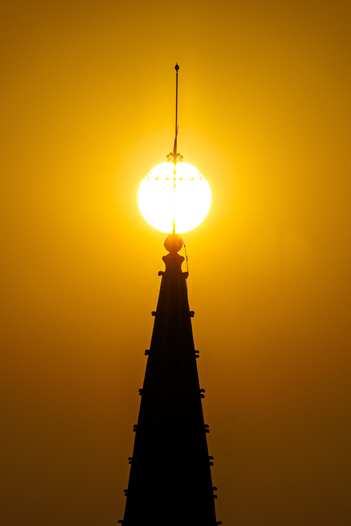 Cảnh tượng hiếm thấy: Người d&acirc;n TP.HCM dừng xe ngắm ho&agrave;ng h&ocirc;n đỏ rực tại Nh&agrave; thờ Chợ Lớn- Ảnh 8.