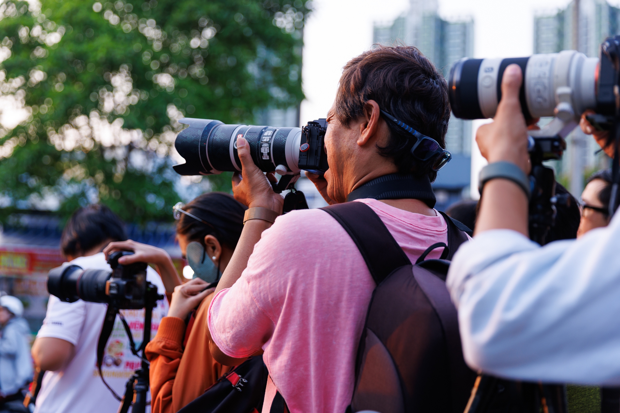 Cảnh tượng hiếm thấy: Người d&acirc;n TP.HCM dừng xe ngắm ho&agrave;ng h&ocirc;n đỏ rực tại Nh&agrave; thờ Chợ Lớn- Ảnh 14.