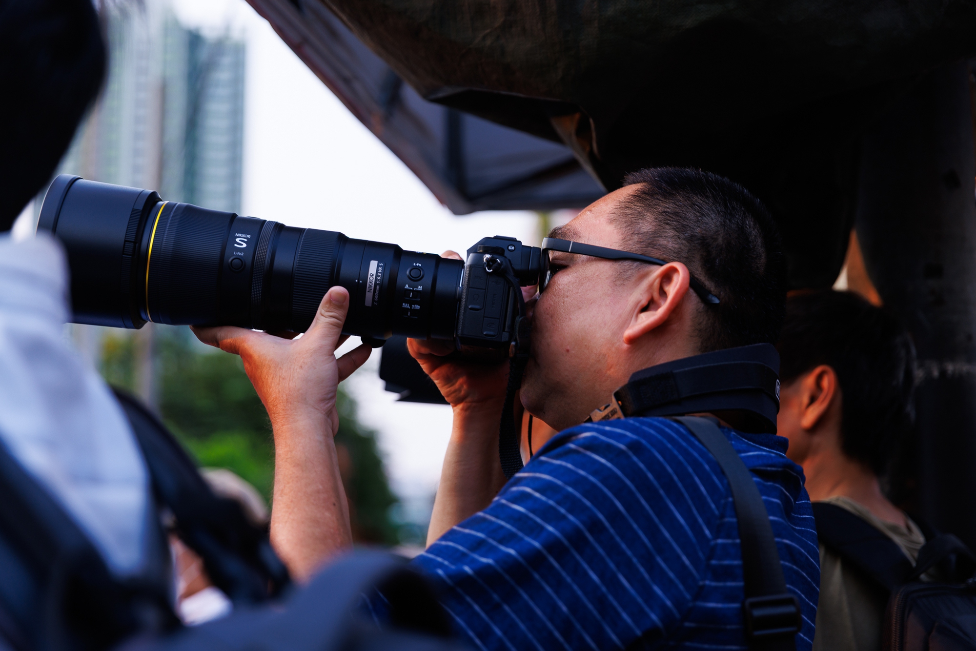 Cảnh tượng hiếm thấy: Người d&acirc;n TP.HCM dừng xe ngắm ho&agrave;ng h&ocirc;n đỏ rực tại Nh&agrave; thờ Chợ Lớn- Ảnh 13.