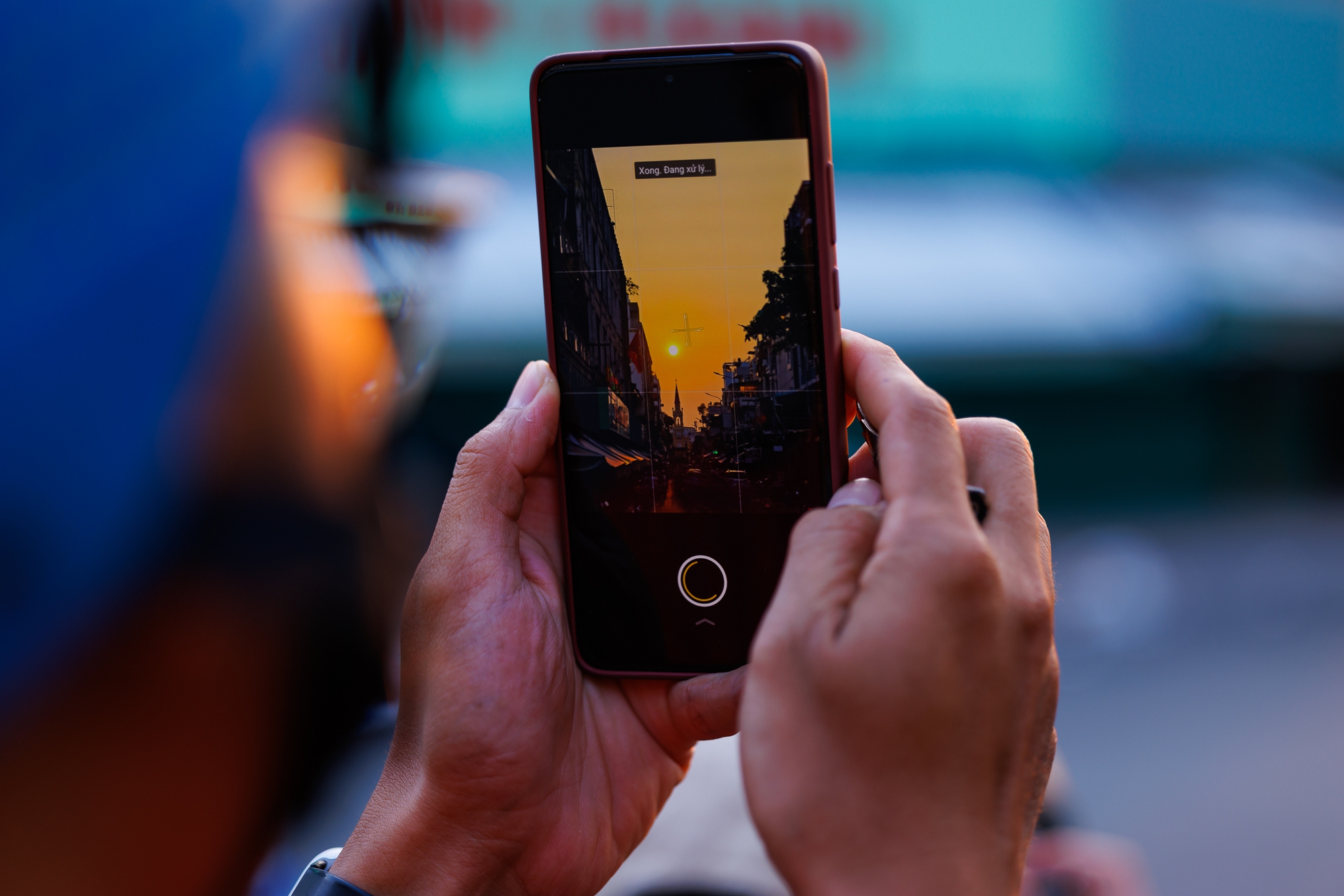 Cảnh tượng hiếm thấy: Người d&acirc;n TP.HCM dừng xe ngắm ho&agrave;ng h&ocirc;n đỏ rực tại Nh&agrave; thờ Chợ Lớn- Ảnh 18.