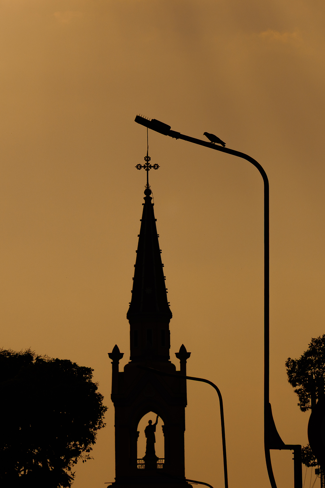 Cảnh tượng hiếm thấy: Người d&acirc;n TP.HCM dừng xe ngắm ho&agrave;ng h&ocirc;n đỏ rực tại Nh&agrave; thờ Chợ Lớn- Ảnh 3.