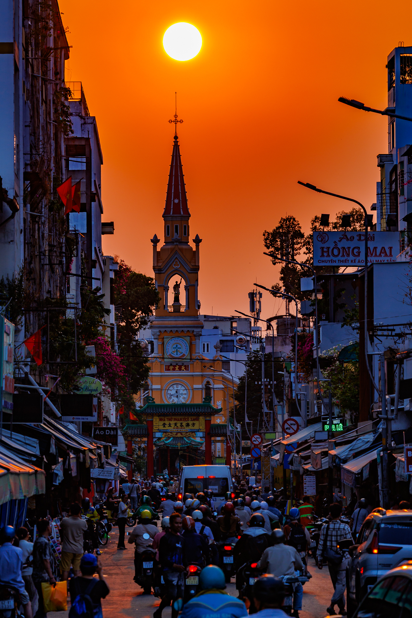 Cảnh tượng hiếm thấy: Người d&acirc;n TP.HCM dừng xe ngắm ho&agrave;ng h&ocirc;n đỏ rực tại Nh&agrave; thờ Chợ Lớn- Ảnh 4.