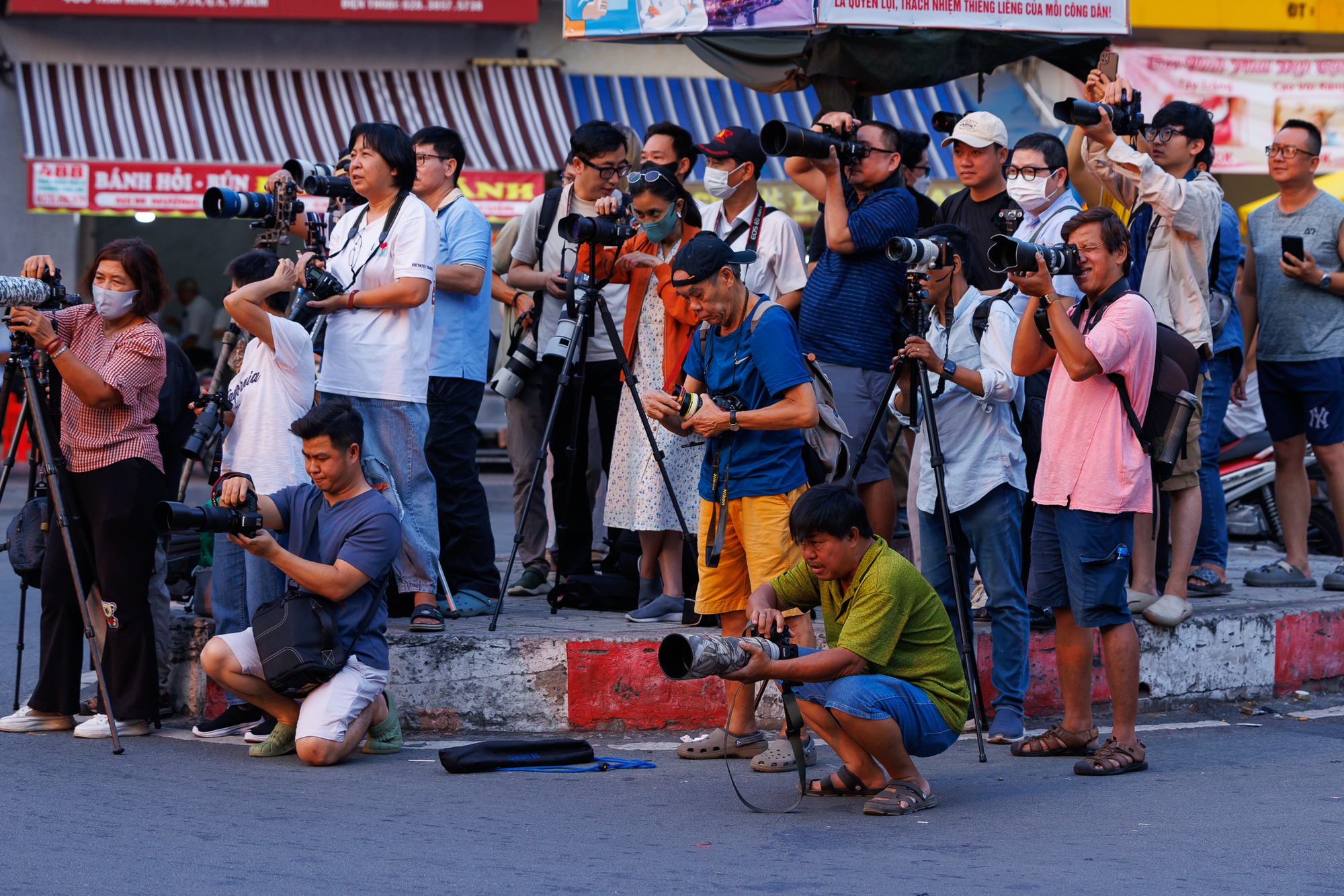 Cảnh tượng hiếm thấy: Người d&acirc;n TP.HCM dừng xe ngắm ho&agrave;ng h&ocirc;n đỏ rực tại Nh&agrave; thờ Chợ Lớn- Ảnh 11.