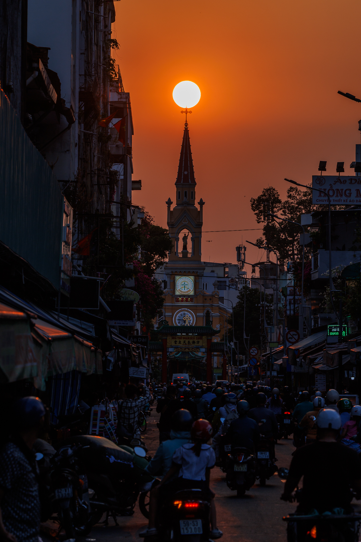 Cảnh tượng hiếm thấy: Người d&acirc;n TP.HCM dừng xe ngắm ho&agrave;ng h&ocirc;n đỏ rực tại Nh&agrave; thờ Chợ Lớn- Ảnh 10.