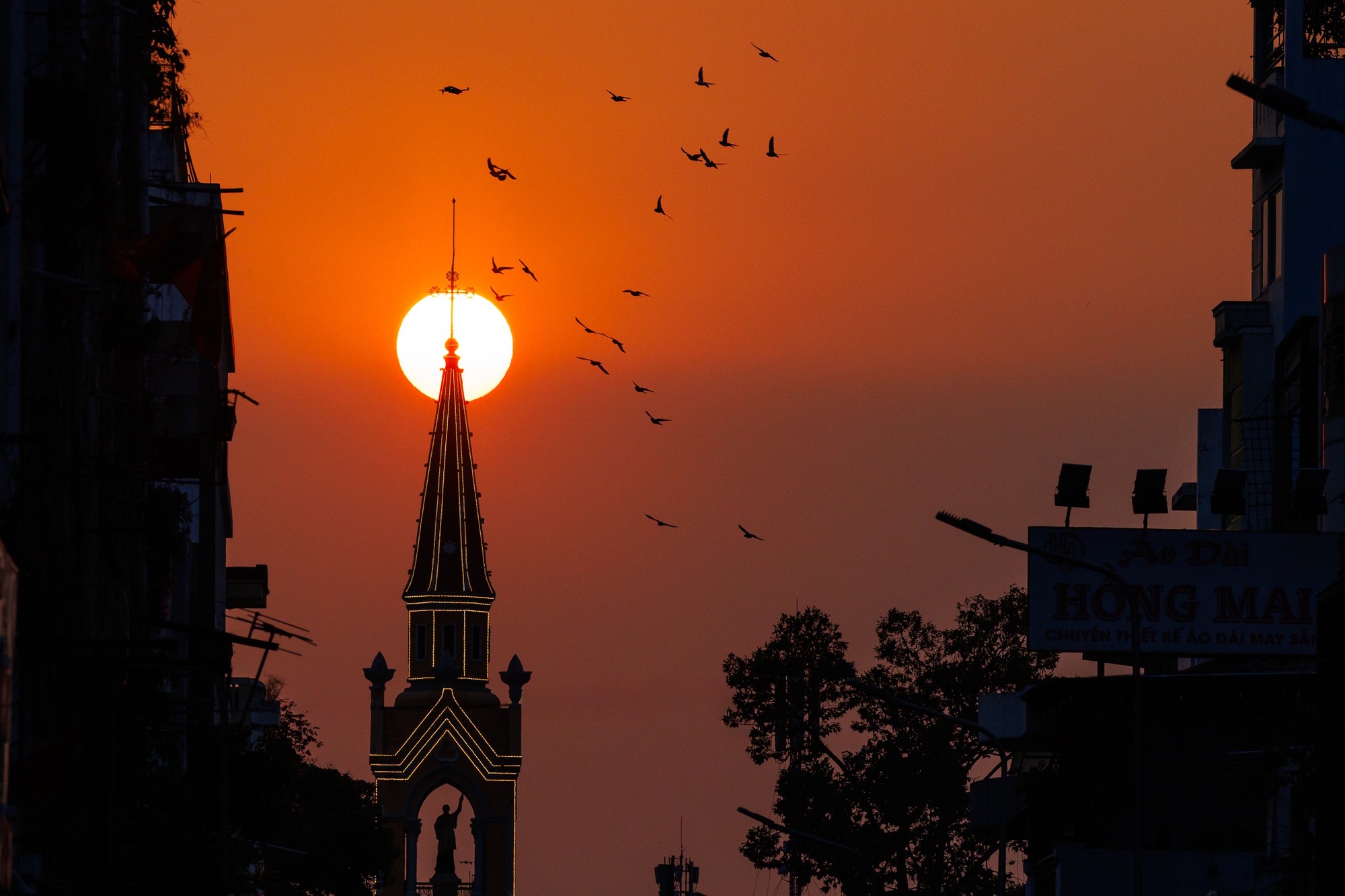 Cảnh tượng hiếm thấy: Người d&acirc;n TP.HCM dừng xe ngắm ho&agrave;ng h&ocirc;n đỏ rực tại Nh&agrave; thờ Chợ Lớn- Ảnh 6.