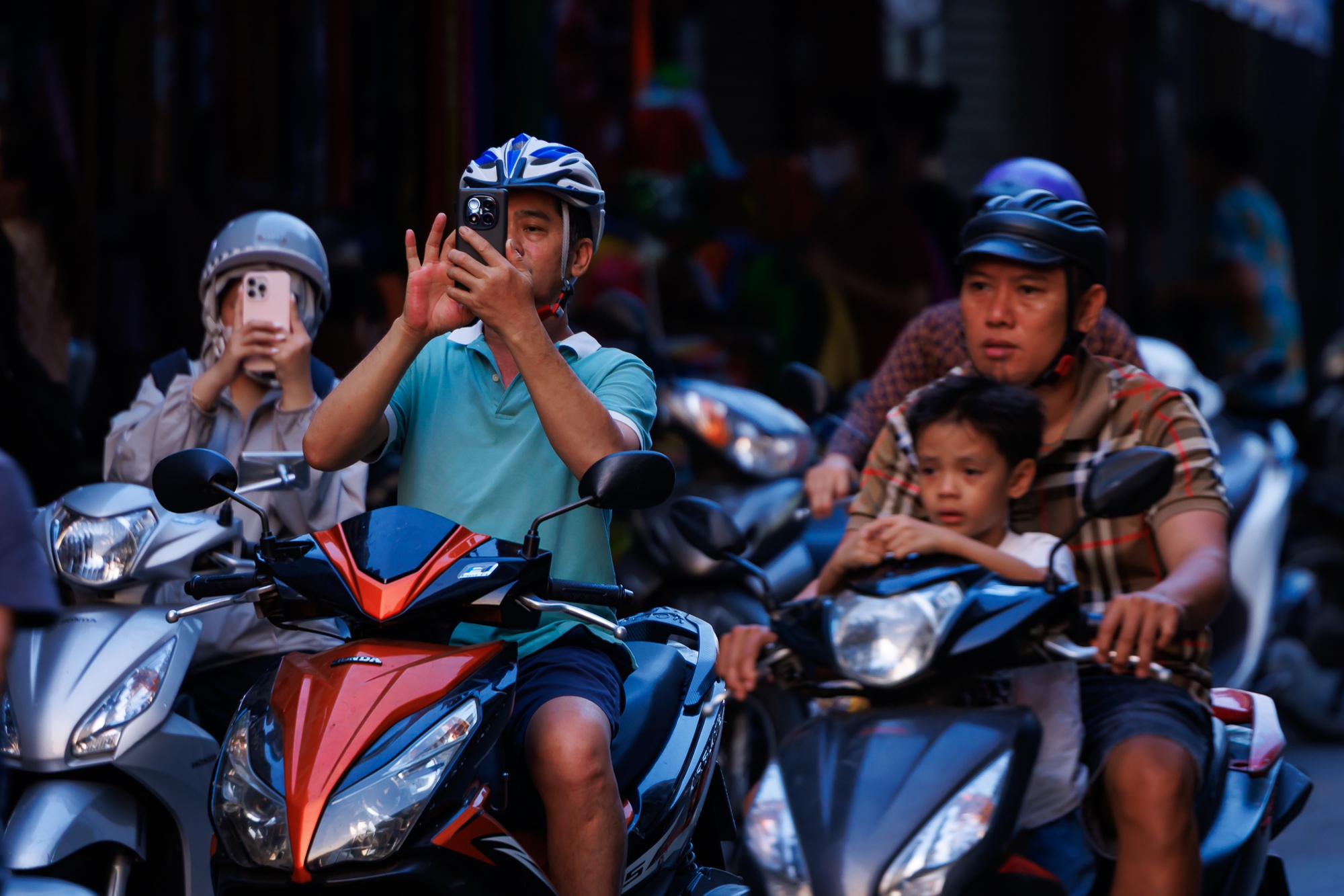 Cảnh tượng hiếm thấy: Người d&acirc;n TP.HCM dừng xe ngắm ho&agrave;ng h&ocirc;n đỏ rực tại Nh&agrave; thờ Chợ Lớn- Ảnh 16.