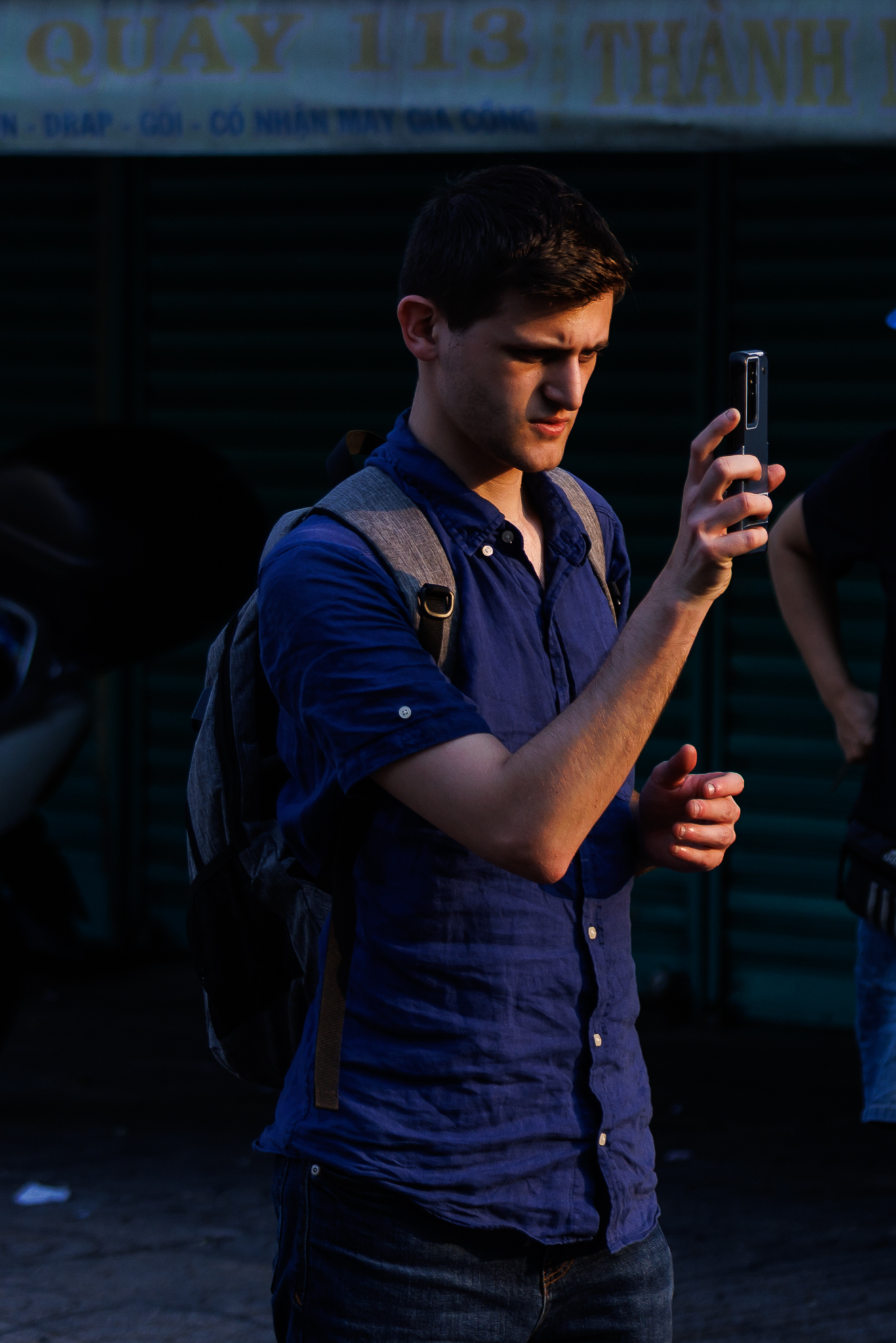 Cảnh tượng hiếm thấy: Người d&acirc;n TP.HCM dừng xe ngắm ho&agrave;ng h&ocirc;n đỏ rực tại Nh&agrave; thờ Chợ Lớn- Ảnh 15.