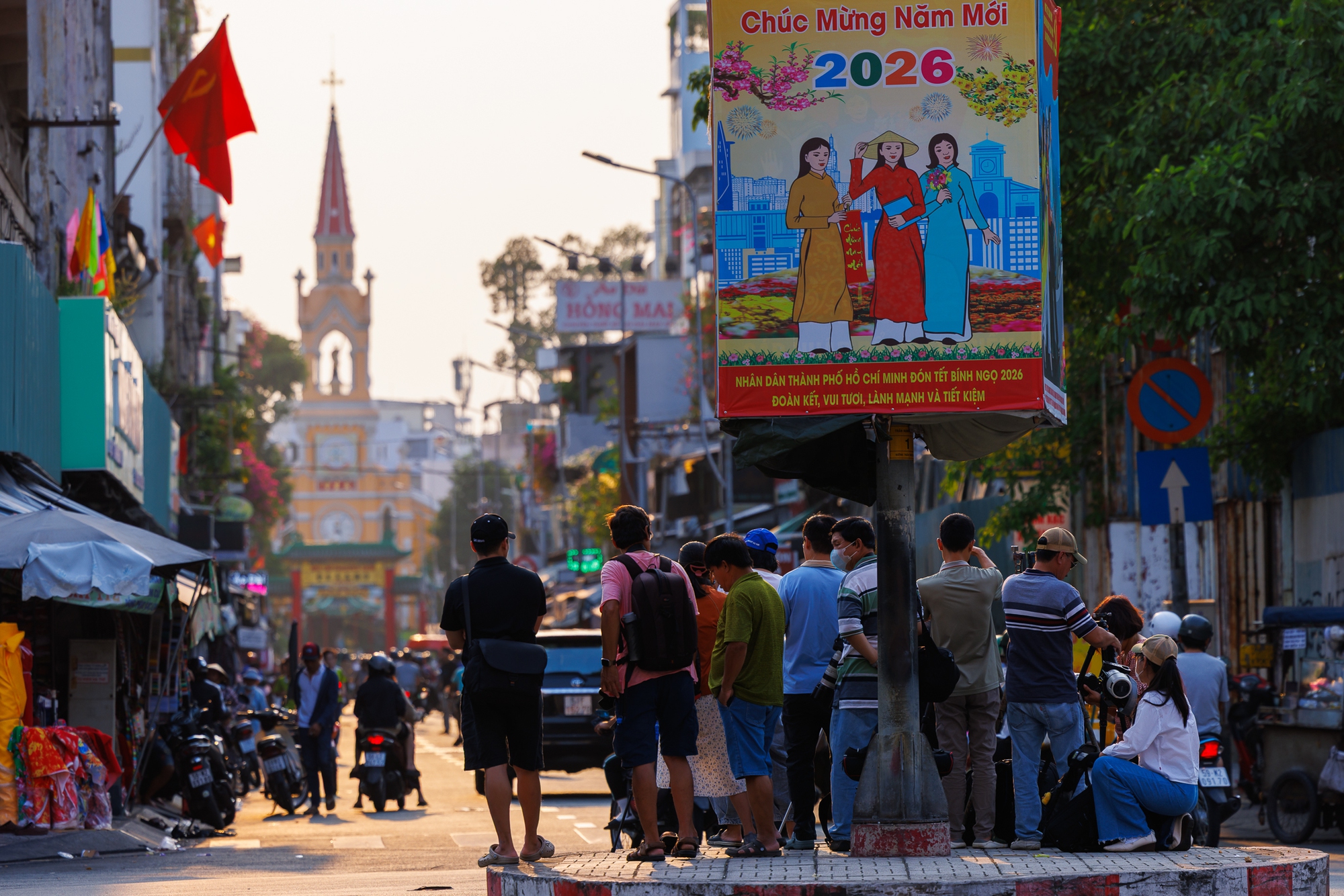 Cảnh tượng hiếm thấy: Người d&acirc;n TP.HCM dừng xe ngắm ho&agrave;ng h&ocirc;n đỏ rực tại Nh&agrave; thờ Chợ Lớn- Ảnh 1.