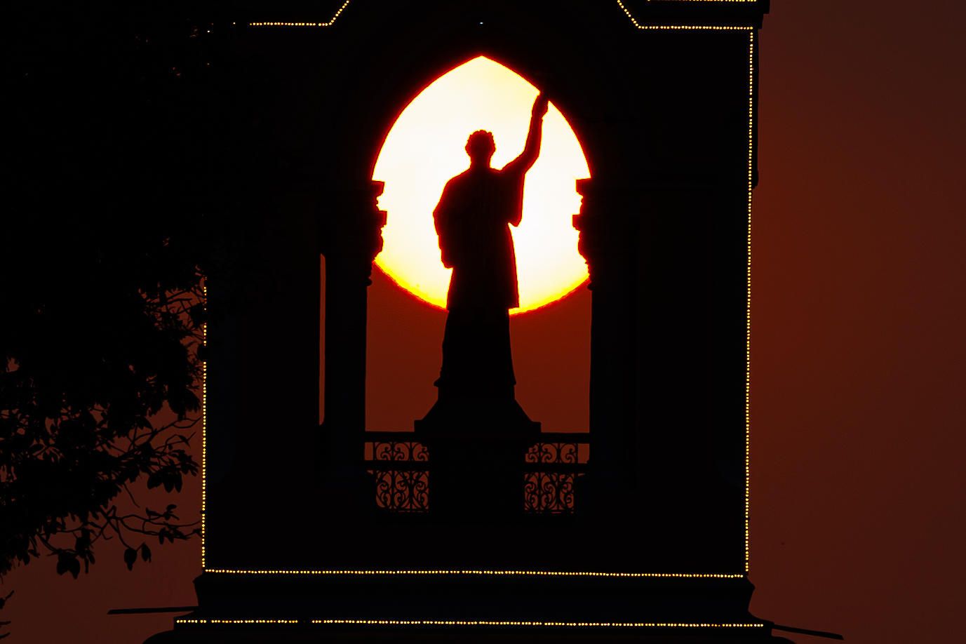 Cảnh tượng hiếm thấy: Người d&acirc;n TP.HCM dừng xe ngắm ho&agrave;ng h&ocirc;n đỏ rực tại Nh&agrave; thờ Chợ Lớn- Ảnh 9.