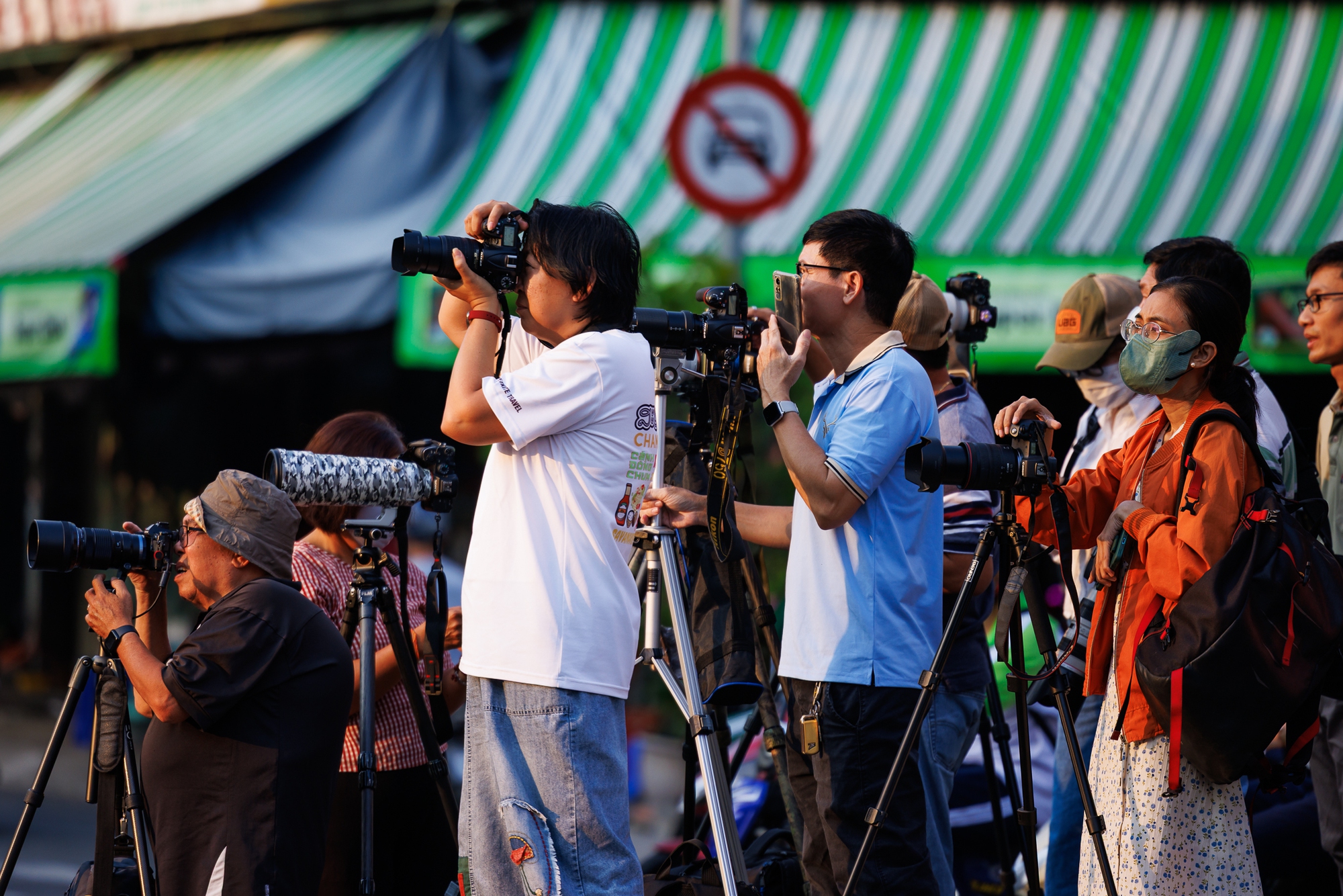 Cảnh tượng hiếm thấy: Người d&acirc;n TP.HCM dừng xe ngắm ho&agrave;ng h&ocirc;n đỏ rực tại Nh&agrave; thờ Chợ Lớn- Ảnh 2.