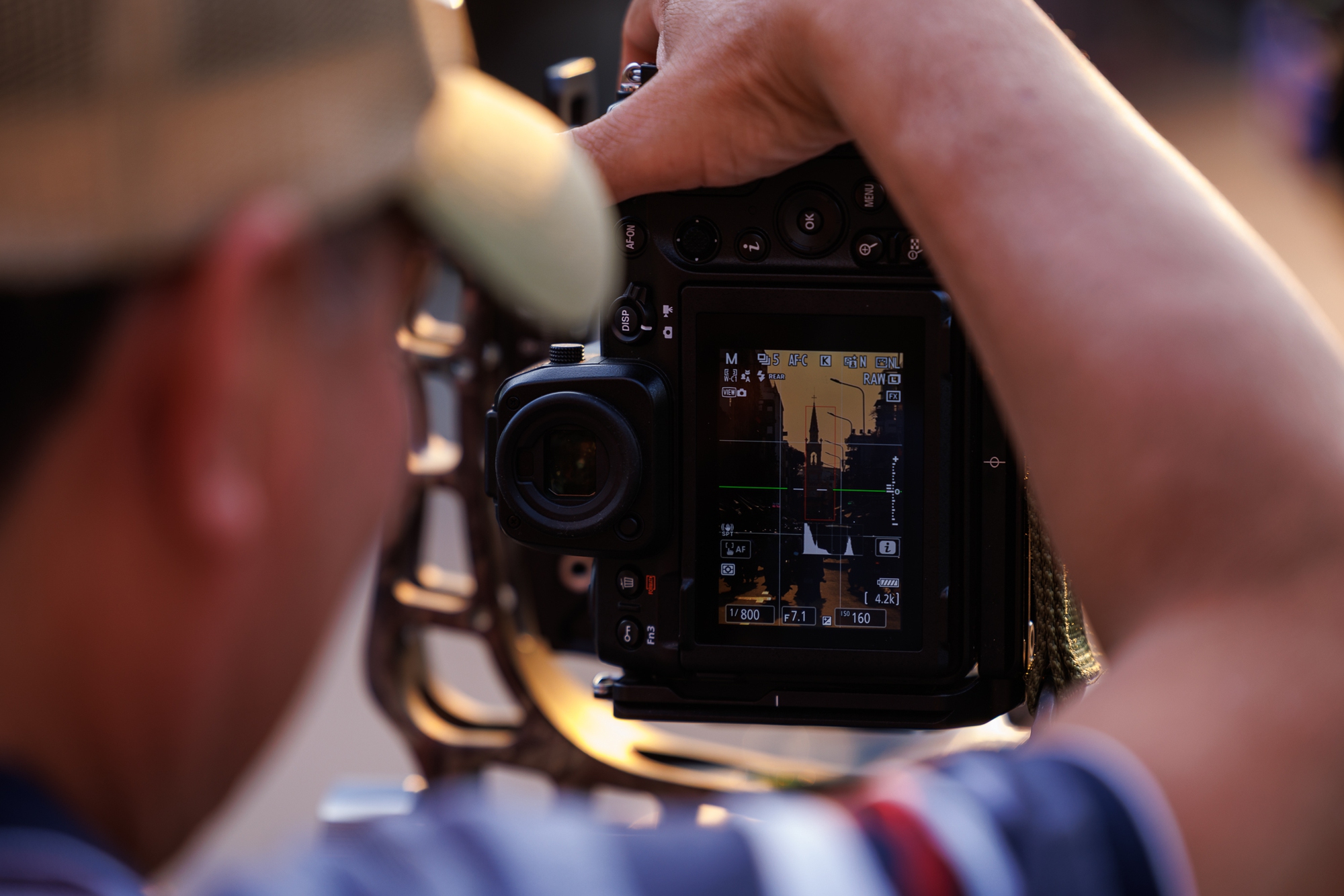 Cảnh tượng hiếm thấy: Người d&acirc;n TP.HCM dừng xe ngắm ho&agrave;ng h&ocirc;n đỏ rực tại Nh&agrave; thờ Chợ Lớn- Ảnh 17.