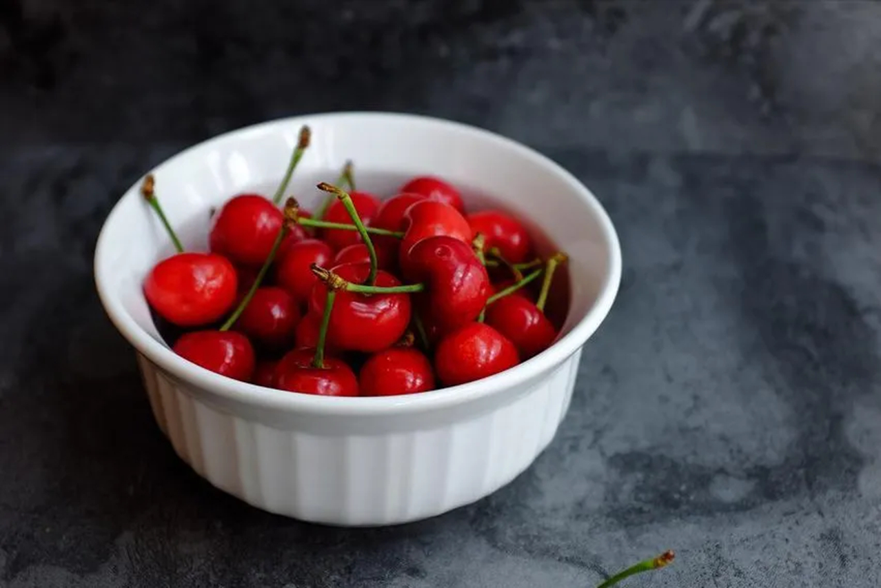 4 loại tr&aacute;i c&acirc;y người Việt ăn h&agrave;ng ng&agrave;y gi&uacute;p bồi bổ m&aacute;u, nu&ocirc;i dưỡng gan, chợ b&aacute;n gi&aacute; rất rẻ- Ảnh 1.