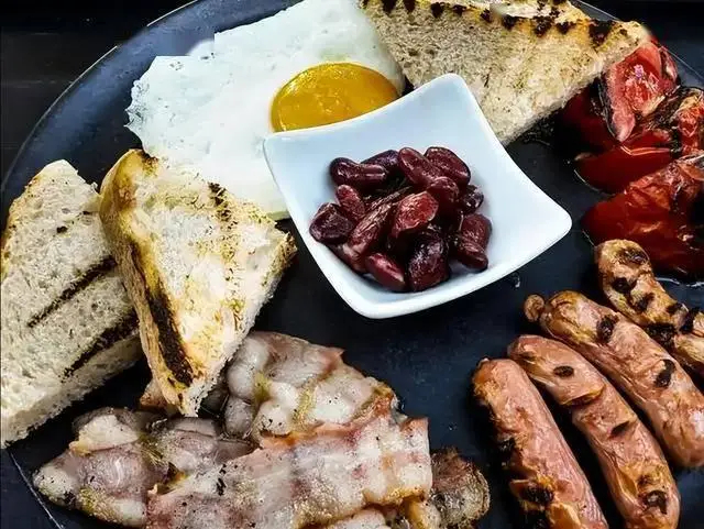 Ng&agrave;y c&agrave;ng c&oacute; nhiều người mắc ung thư đại trực tr&agrave;ng, b&aacute;c sĩ cảnh b&aacute;o: Th&agrave; nhịn đ&oacute;i c&ograve;n hơn ăn nhiều 5 thực phẩm n&agrave;y- Ảnh 2.