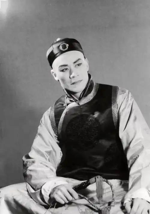 Tr&ecirc;n đời c&oacute; đ&uacute;ng 1 người s&aacute;ng đi đ&oacute;ng phim, tối l&agrave;m điệp vi&ecirc;n, danh t&iacute;nh thật l&agrave; b&iacute; ẩn lớn nhất showbiz- Ảnh 3.