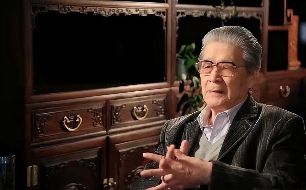 Tr&ecirc;n đời c&oacute; đ&uacute;ng 1 người s&aacute;ng đi đ&oacute;ng phim, tối l&agrave;m điệp vi&ecirc;n, danh t&iacute;nh thật l&agrave; b&iacute; ẩn lớn nhất showbiz- Ảnh 4.