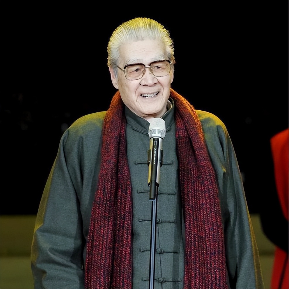 Tr&ecirc;n đời c&oacute; đ&uacute;ng 1 người s&aacute;ng đi đ&oacute;ng phim, tối l&agrave;m điệp vi&ecirc;n, danh t&iacute;nh thật l&agrave; b&iacute; ẩn lớn nhất showbiz- Ảnh 5.