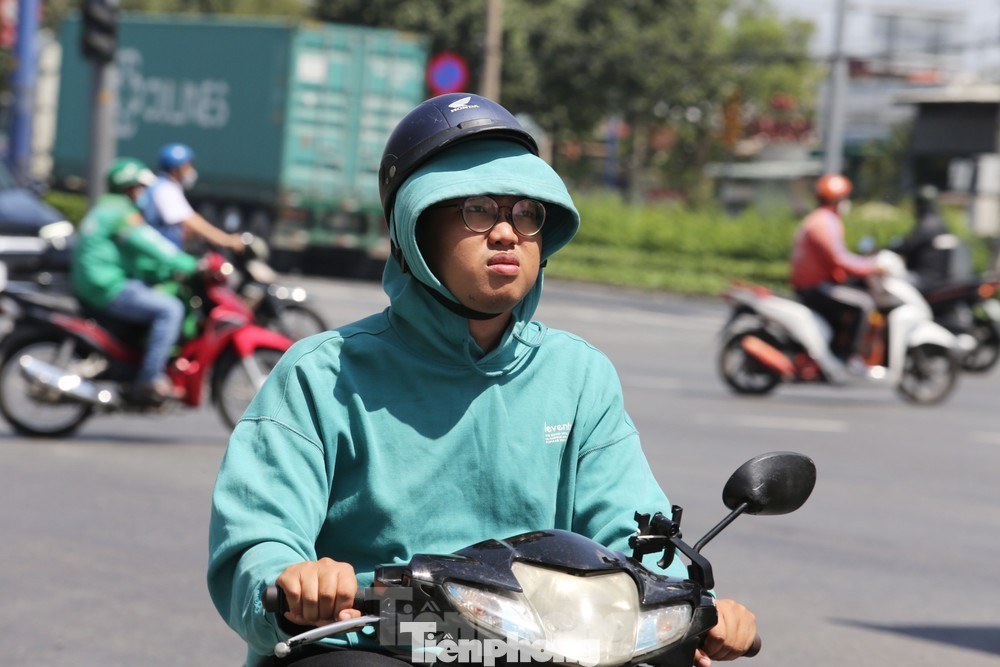 Nắng n&oacute;ng gia tăng tại Nam Bộ, TPHCM c&oacute; thể chạm 36 độ C- Ảnh 1.