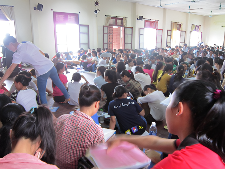 H&igrave;nh ảnh l&ograve; luyện thi Ch&ugrave;a Bộc từ thời gi&aacute; 5.000 đồng/buổi viral trở lại: Lớp học 700 người "huyền thoại" của thế hệ 8X, 9X H&agrave; Nội- Ảnh 4.