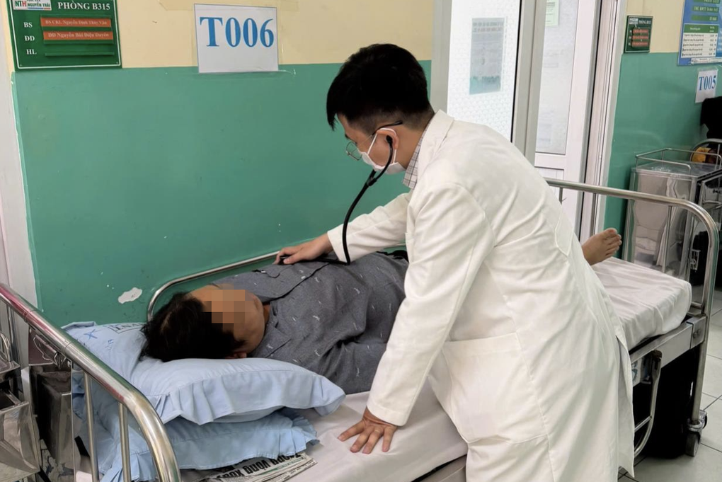 L&aacute; gan &ldquo;gục ng&atilde;&rdquo; sau 1 tuần nhậu li&ecirc;n tục, người đ&agrave;n &ocirc;ng su&yacute;t mất mạng- Ảnh 1.