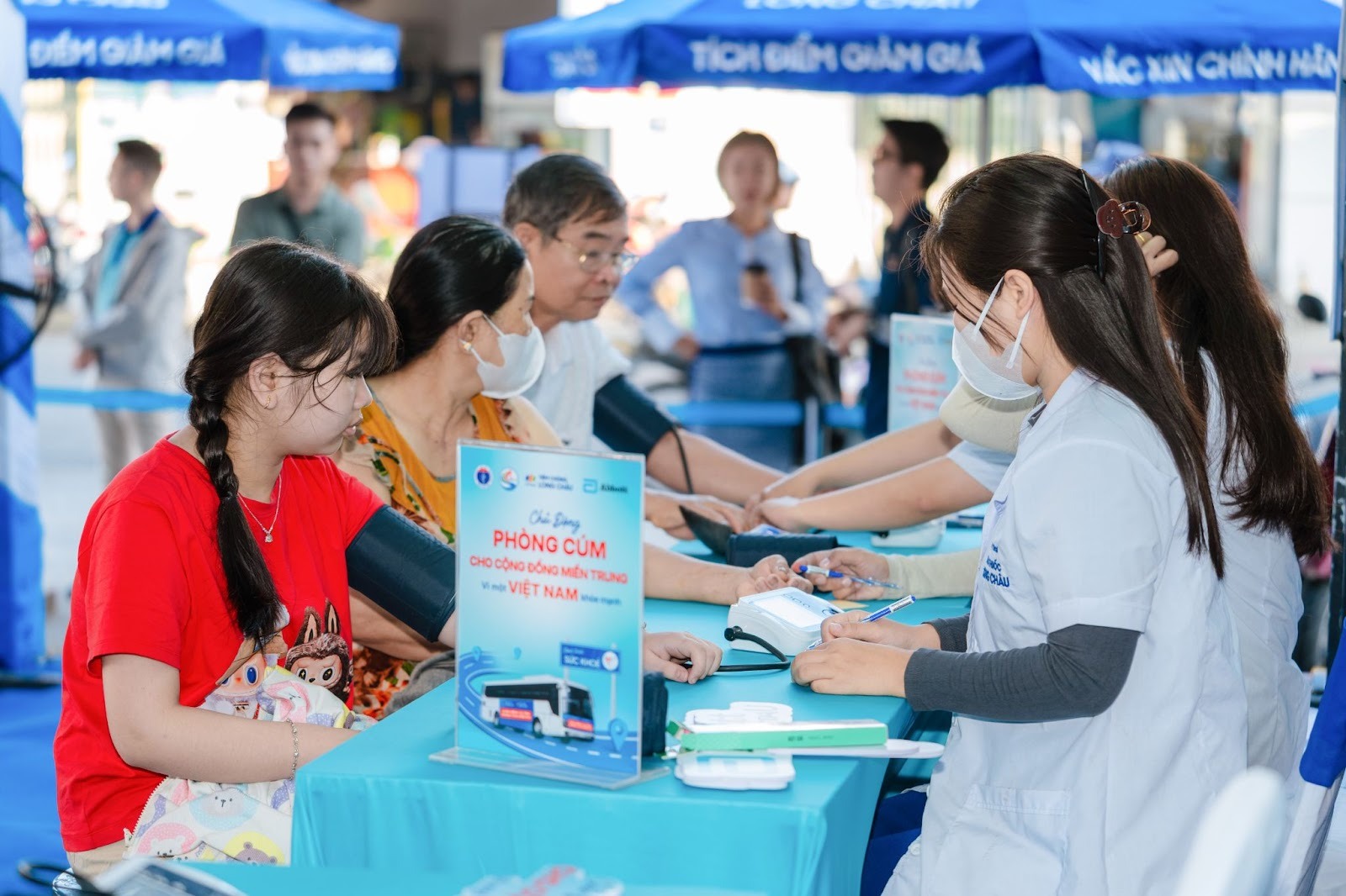 Long Ch&acirc;u mở rộng chuỗi hoạt động ti&ecirc;m chủng cộng đồng: Miễn ph&iacute; h&agrave;ng ng&agrave;n mũi vắc xin c&uacute;m m&ugrave;a cho người d&acirc;n miền Trung- Ảnh 4.
