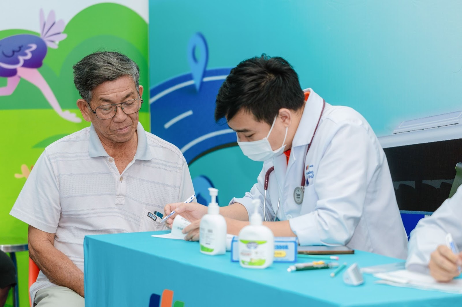 Long Ch&acirc;u mở rộng chuỗi hoạt động ti&ecirc;m chủng cộng đồng: Miễn ph&iacute; h&agrave;ng ng&agrave;n mũi vắc xin c&uacute;m m&ugrave;a cho người d&acirc;n miền Trung- Ảnh 5.