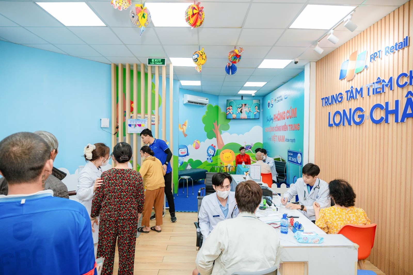 Long Ch&acirc;u mở rộng chuỗi hoạt động ti&ecirc;m chủng cộng đồng: Miễn ph&iacute; h&agrave;ng ng&agrave;n mũi vắc xin c&uacute;m m&ugrave;a cho người d&acirc;n miền Trung- Ảnh 6.