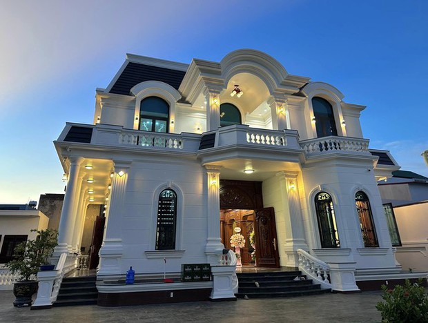 Cầu thủ kiếm tiền giỏi thật! Đ&igrave;nh Bắc x&acirc;y nh&agrave; to đ&ugrave;ng b&aacute;o hiếu, Văn To&agrave;n, Ho&agrave;ng Đức "mang biệt phủ về cho mẹ"- Ảnh 5.