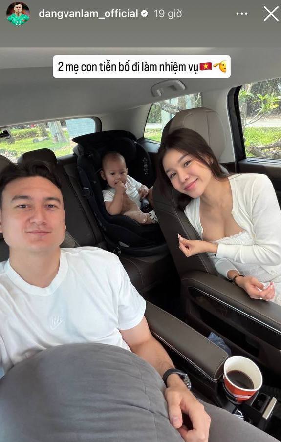 Thủ môn Lâm Tây được vợ đẹp con ngoan đưa đi hội quân đội tuyển Việt Nam, thiếu gì hậu phương "tiếp tế" tận tay- Ảnh 1. Thủ môn Lâm Tây được vợ đẹp con ngoan đưa đi hội quân đội tuyển Việt Nam, thiếu gì hậu phương "tiếp tế" tận tay- Ảnh 1.