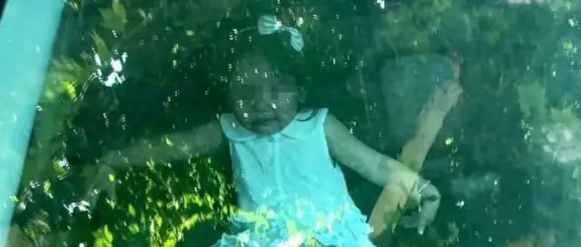 B&eacute; trai 2 tuổi bị bố v&ocirc; t&igrave;nh kh&oacute;a trong &ocirc; t&ocirc;, khi ph&aacute;t hiện đ&atilde; s&ugrave;i bọt m&eacute;p- Ảnh 3.