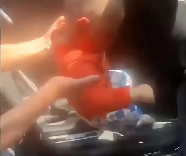 B&eacute; trai 2 tuổi bị bố v&ocirc; t&igrave;nh kh&oacute;a trong &ocirc; t&ocirc;, khi ph&aacute;t hiện đ&atilde; s&ugrave;i bọt m&eacute;p- Ảnh 1.