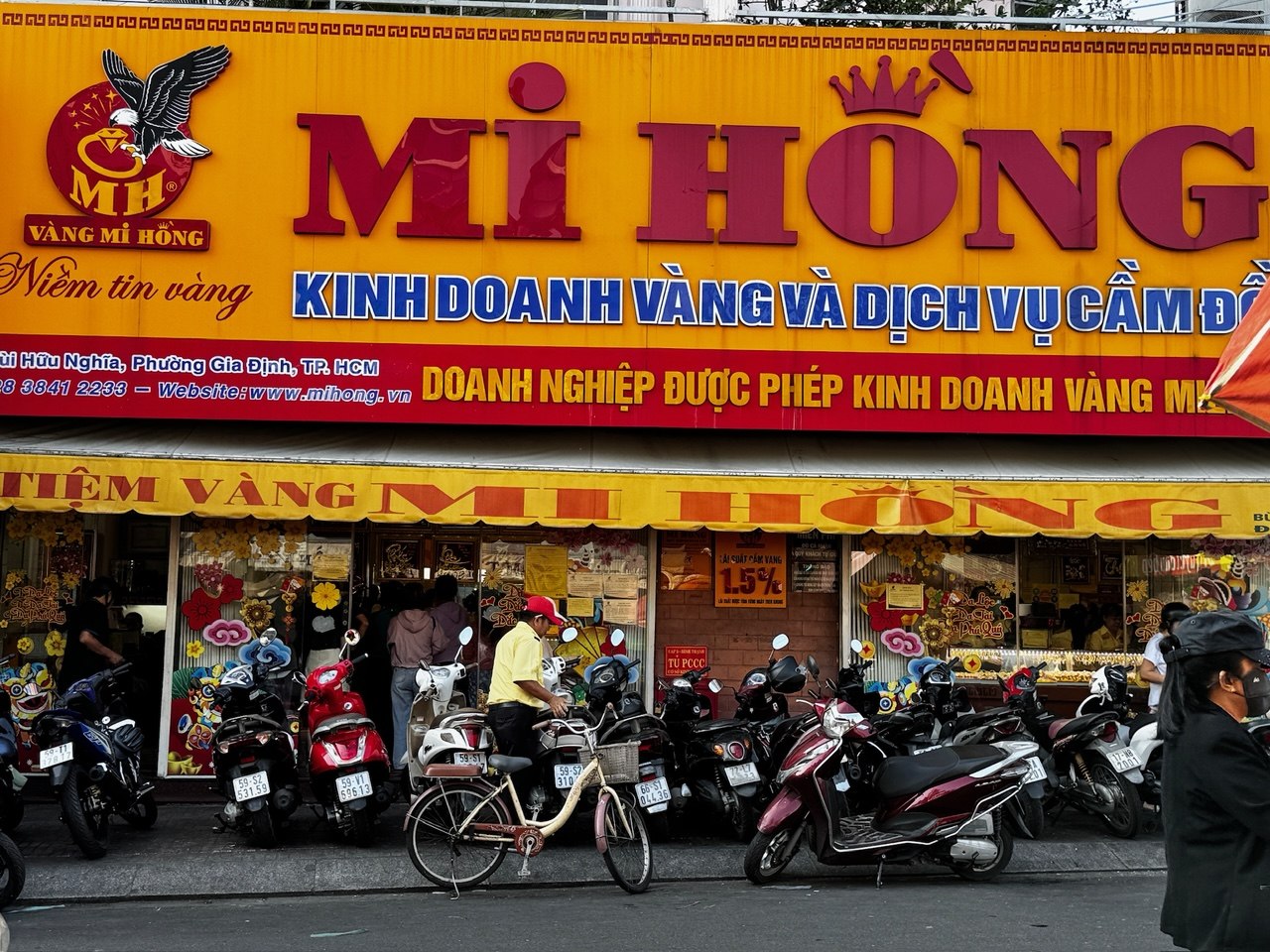 Cảnh tượng ở Mi Hồng TP.HCM s&aacute;ng Thứ 2: Lao đi b&aacute;n v&agrave;ng rồi mới đến c&ocirc;ng ty check-in, v&igrave; sợ lỗ nặng hơn tiền phạt đi muộn- Ảnh 1.