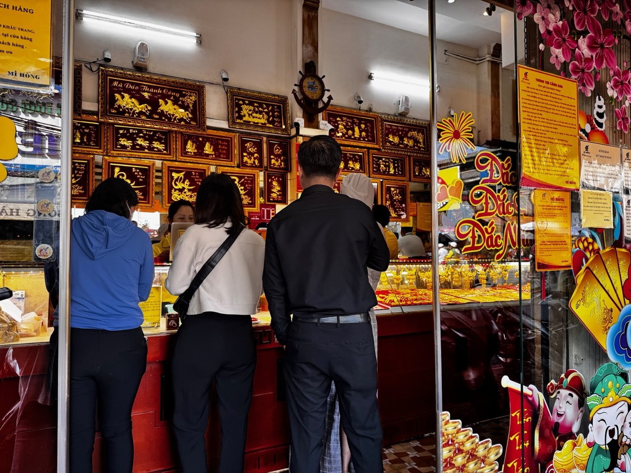 Cảnh tượng ở Mi Hồng TP.HCM s&aacute;ng Thứ 2: Lao đi b&aacute;n v&agrave;ng rồi mới đến c&ocirc;ng ty check-in, v&igrave; sợ lỗ nặng hơn tiền phạt đi muộn- Ảnh 5.