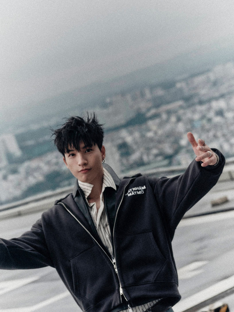 HIEUTHUHAI đ&atilde; bị "bao v&acirc;y"- Ảnh 1.