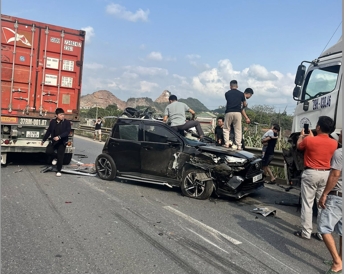 T&agrave;i xế tho&aacute;t nạn trong xe bị v&ograve; n&aacute;t sau vụ tai nạn li&ecirc;n ho&agrave;n- Ảnh 2.