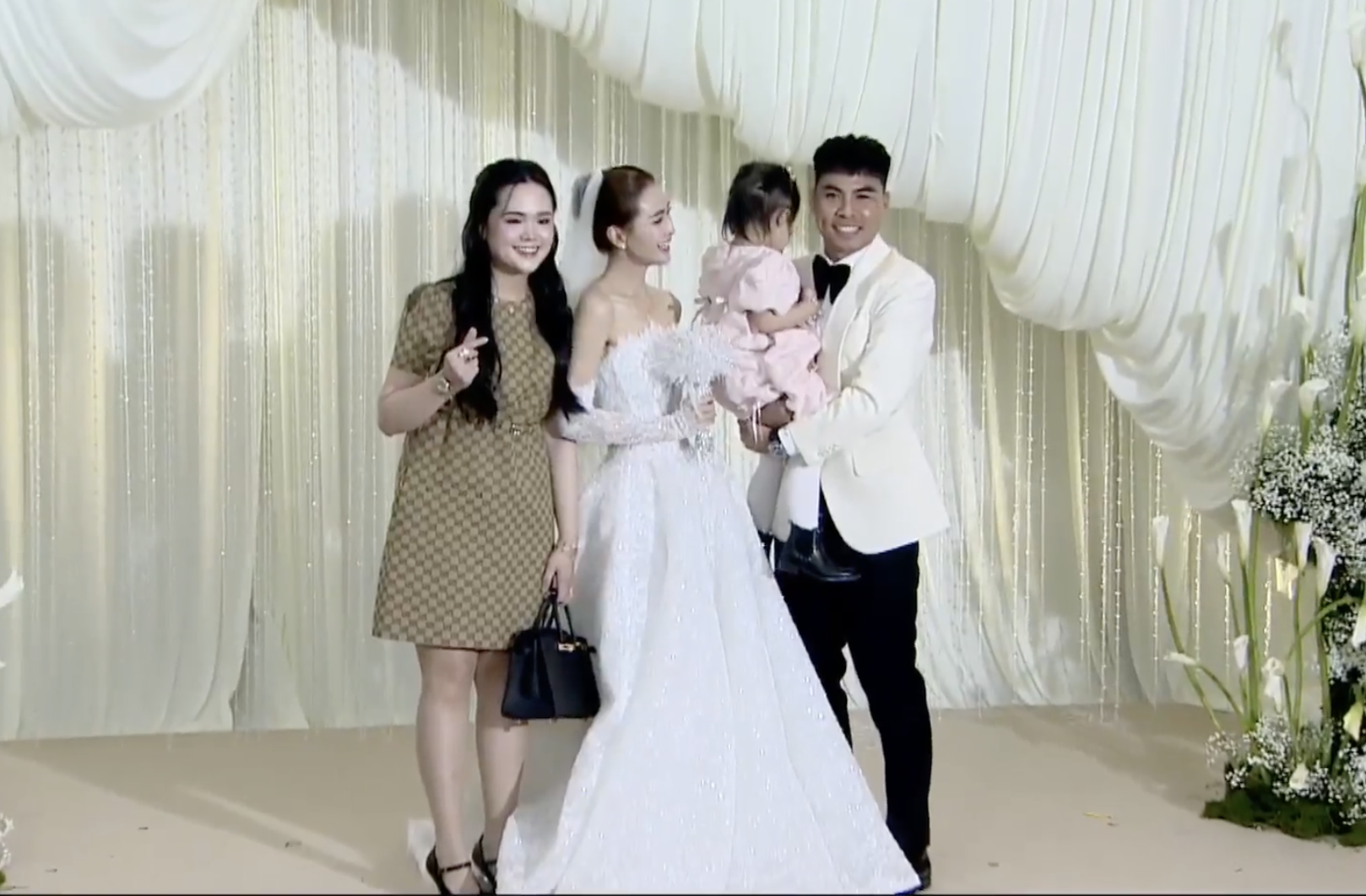 Vợ Duy Mạnh chuẩn &ldquo;ph&uacute; b&agrave;&rdquo; l&agrave;ng b&oacute;ng đ&aacute;: Ở nh&agrave; phố cổ, unbox "rổ" đồ hiệu, sang chảnh đi ăn cưới l&agrave;m "m&aacute;t mặt" chồng- Ảnh 2.