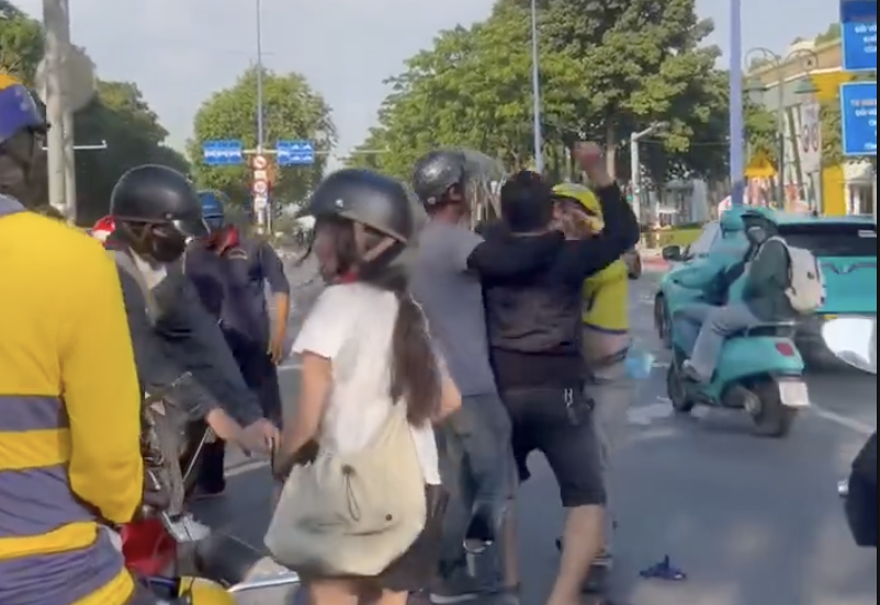 Hai người đ&agrave;n &ocirc;ng x&ocirc; x&aacute;t giữa đường ở TPHCM khiến nhiều người khiếp v&iacute;a- Ảnh 1.