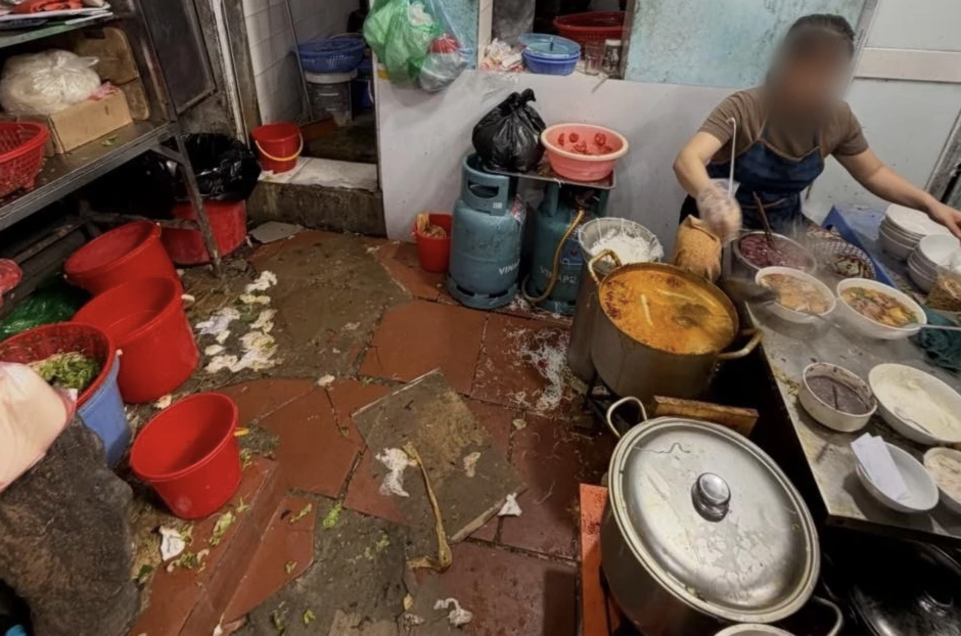 Quán bún riêu Hà Nội bị phạt 4,5 triệu sau vụ khách Trung chê bẩn: Lên đời chỗ mới, điều hoà khang trang- Ảnh 1. Quán bún riêu Hà Nội bị phạt 4,5 triệu sau vụ khách Trung chê bẩn: Lên đời chỗ mới, điều hoà khang trang- Ảnh 1.