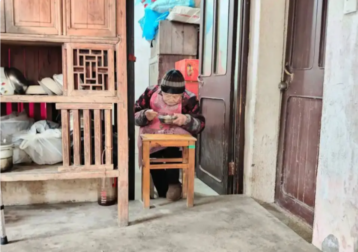 Chế độ ăn ngủ 'độc lạ' của cụ b&agrave; 50 năm kh&ocirc;ng v&agrave;o viện- Ảnh 1.