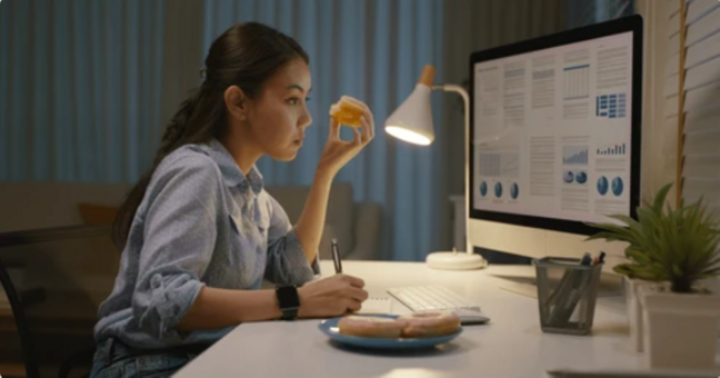 Sau 19h, đừng l&agrave;m 6 điều n&agrave;y nếu kh&ocirc;ng muốn hại tim mạch- Ảnh 1.