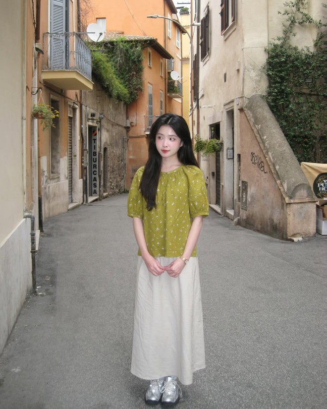 "Bạch nguyệt quang" sống ở Paris g&acirc;y sốt v&igrave; mặc đẹp, đứng cạnh g&aacute;i T&acirc;y kh&ocirc;ng hề l&eacute;p vế- Ảnh 9.