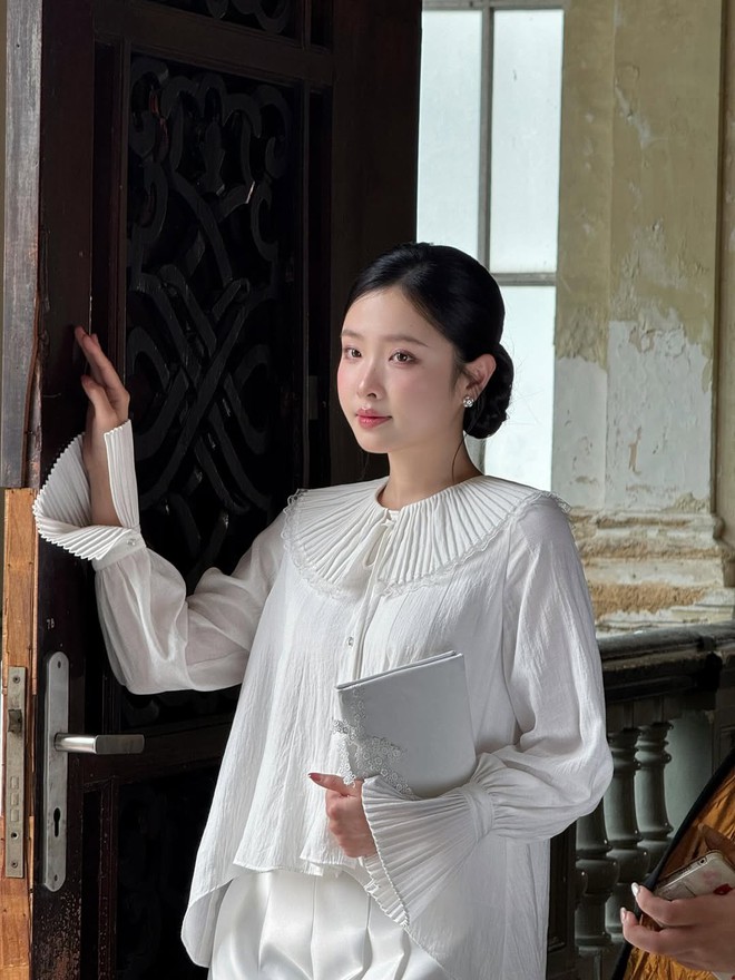 "Bạch nguyệt quang" sống ở Paris g&acirc;y sốt v&igrave; mặc đẹp, đứng cạnh g&aacute;i T&acirc;y kh&ocirc;ng hề l&eacute;p vế- Ảnh 7.