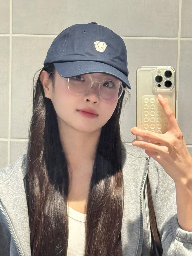 "Bạch nguyệt quang" sống ở Paris g&acirc;y sốt v&igrave; mặc đẹp, đứng cạnh g&aacute;i T&acirc;y kh&ocirc;ng hề l&eacute;p vế- Ảnh 19.