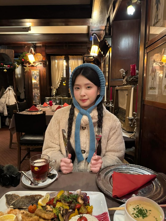 "Bạch nguyệt quang" sống ở Paris g&acirc;y sốt v&igrave; mặc đẹp, đứng cạnh g&aacute;i T&acirc;y kh&ocirc;ng hề l&eacute;p vế- Ảnh 18.