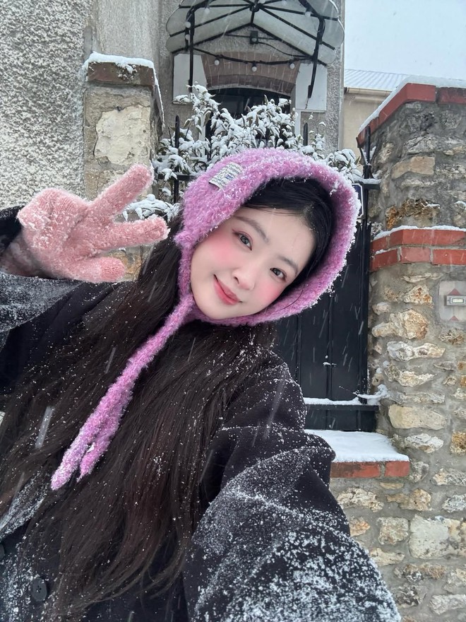 "Bạch nguyệt quang" sống ở Paris g&acirc;y sốt v&igrave; mặc đẹp, đứng cạnh g&aacute;i T&acirc;y kh&ocirc;ng hề l&eacute;p vế- Ảnh 17.