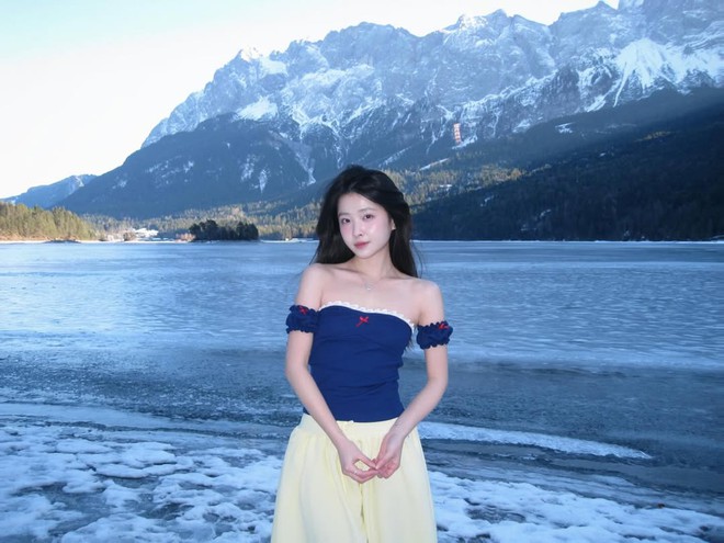 "Bạch nguyệt quang" sống ở Paris g&acirc;y sốt v&igrave; mặc đẹp, đứng cạnh g&aacute;i T&acirc;y kh&ocirc;ng hề l&eacute;p vế- Ảnh 4.