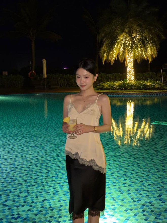 "Bạch nguyệt quang" sống ở Paris g&acirc;y sốt v&igrave; mặc đẹp, đứng cạnh g&aacute;i T&acirc;y kh&ocirc;ng hề l&eacute;p vế- Ảnh 2.