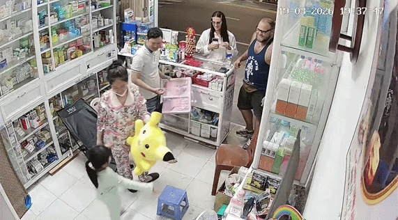 Kh&aacute;ch T&acirc;y khiến chủ tiệm thuốc ở Ph&uacute; Quốc phải tr&iacute;ch xuất camera an ninh đăng l&ecirc;n mạng v&igrave; qu&aacute; dễ thương- Ảnh 1.