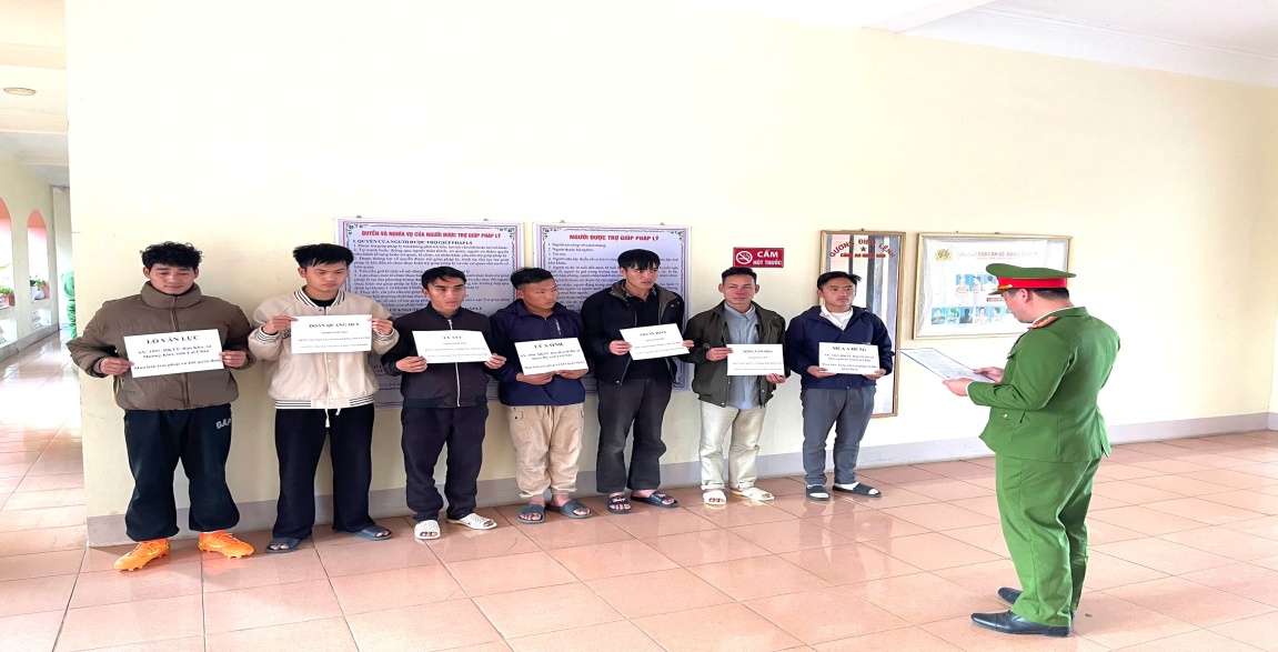 Giáo viên tiểu học tham gia đường dây mua bán 5 khẩu súng, 1.069 viên đạn- Ảnh 1. Giáo viên tiểu học tham gia đường dây mua bán 5 khẩu súng, 1.069 viên đạn- Ảnh 1.