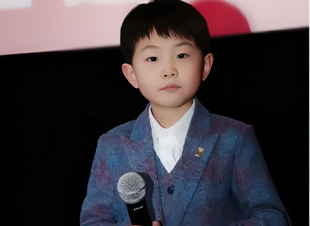 "Thần đồng nh&iacute;" 3 tuổi l&ecirc;n s&oacute;ng truyền h&igrave;nh Trung ương, kiếm h&agrave;ng triệu nh&acirc;n d&acirc;n tệ mỗi năm, nhưng tuổi thơ đ&aacute;nh đổi bằng sự lạc lối- Ảnh 3.