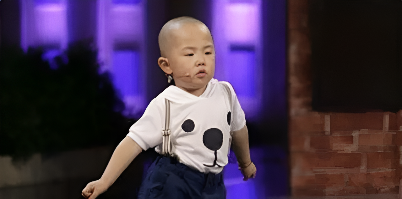 "Thần đồng nh&iacute;" 3 tuổi l&ecirc;n s&oacute;ng truyền h&igrave;nh Trung ương, kiếm h&agrave;ng triệu nh&acirc;n d&acirc;n tệ mỗi năm, nhưng tuổi thơ đ&aacute;nh đổi bằng sự lạc lối- Ảnh 1.